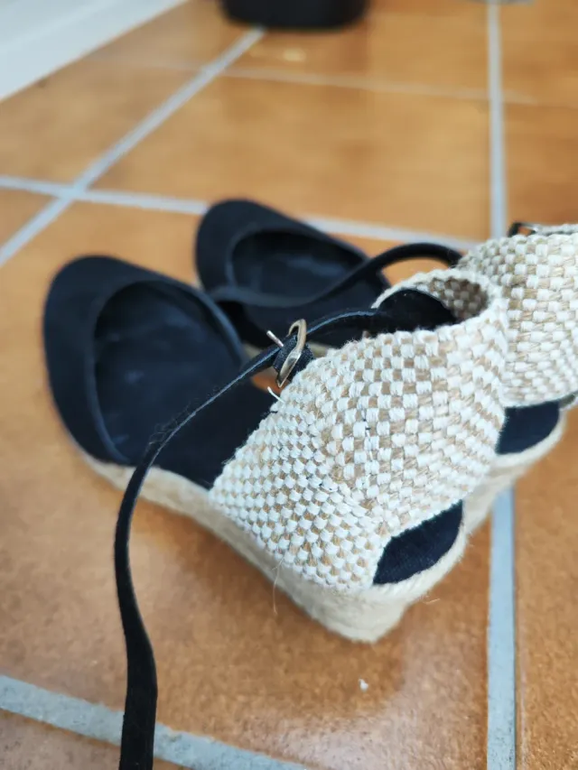 Espardeñas beige y negras