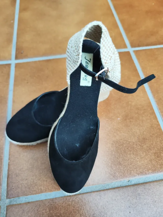 Espardeñas beige y negras