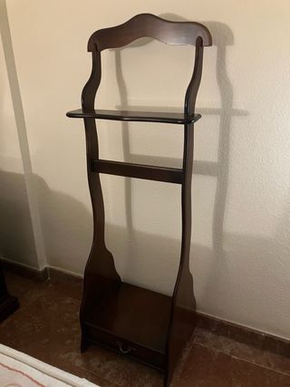 Perchero de madera con cajón