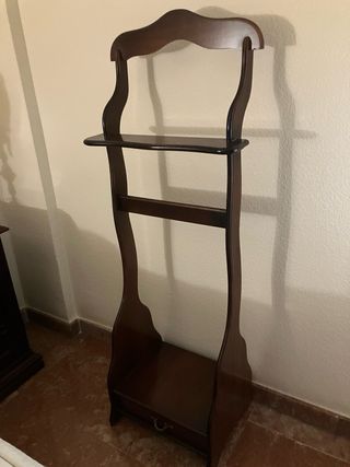 Perchero de madera con cajón