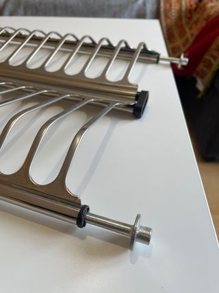 Escurreplatos y vasos de metal