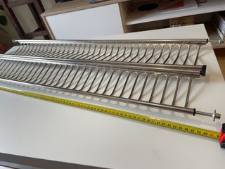 Escurreplatos y vasos de metal