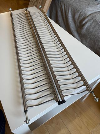 Escurreplatos y vasos de metal