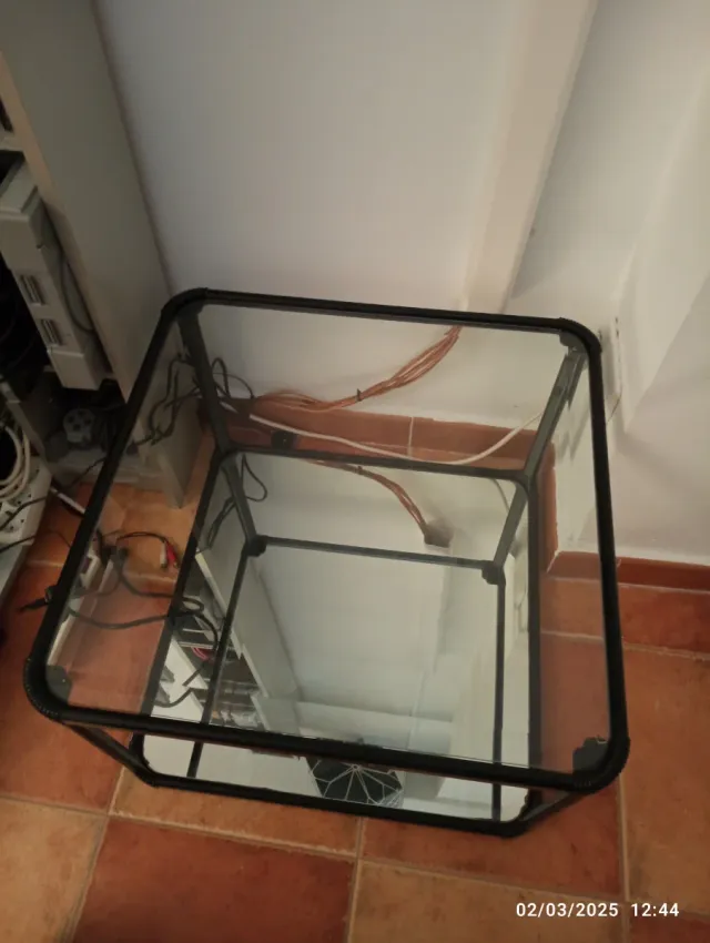 Mesa centro cristal y metal negro