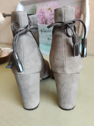 Stivaletti donna beige con tacco