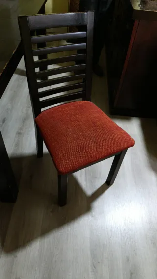 Mesa de comedor con 5 sillas