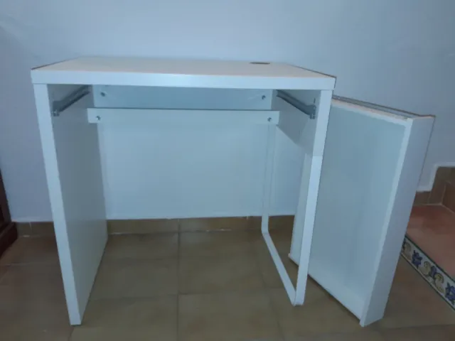 Escritorio blanco con cajón extraíble