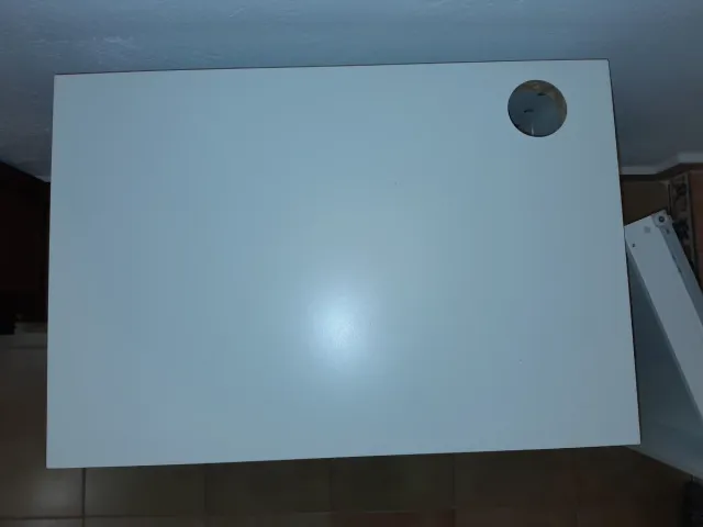 Escritorio blanco con cajón extraíble