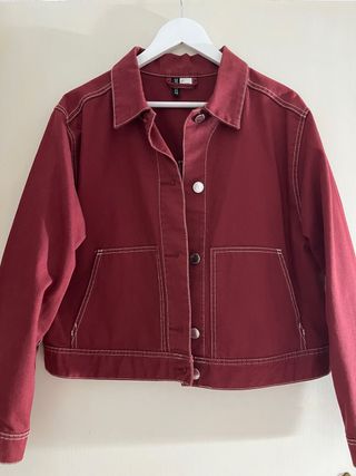 Chaqueta vaquera color vino tinto