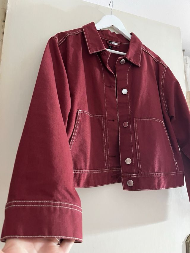 Chaqueta vaquera color vino tinto