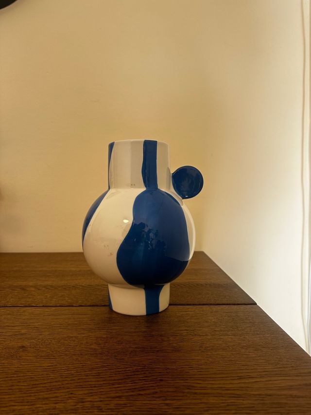 Jarrón de cerámica azul y blanco