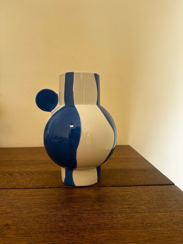 Jarrón de cerámica azul y blanco