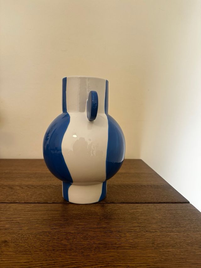 Jarrón de cerámica azul y blanco