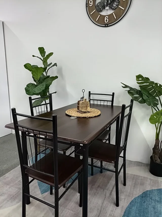 AFFACCIO! Tavolo da pranzo e 4 sedie in legno/metallo