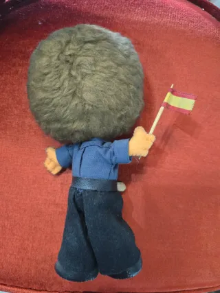 Muñeco antiguo con bandera