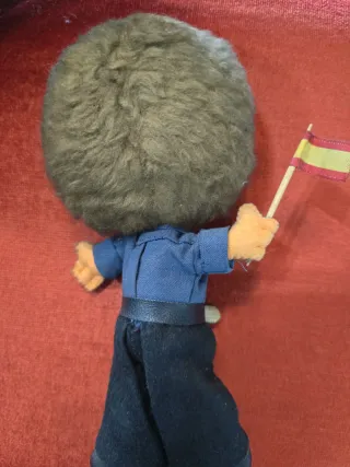 Muñeco antiguo con bandera