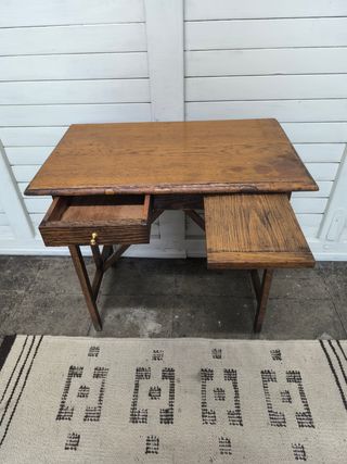 Pequeño escritorio antiguo de madera