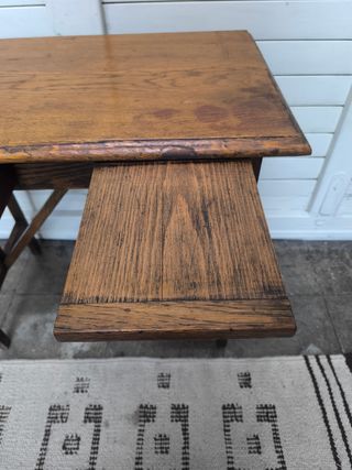 Pequeño escritorio antiguo de madera