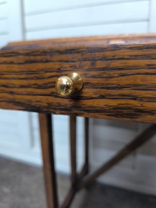 Pequeño escritorio antiguo de madera