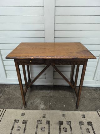 Pequeño escritorio antiguo de madera