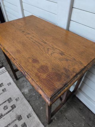 Pequeño escritorio antiguo de madera