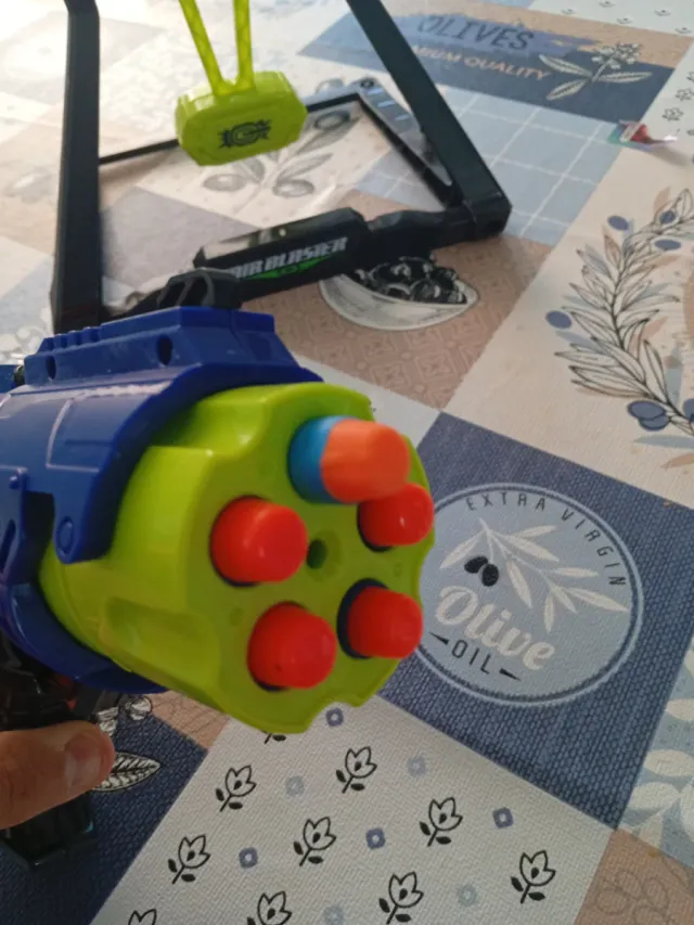 Pistola de juguete azul y naranja