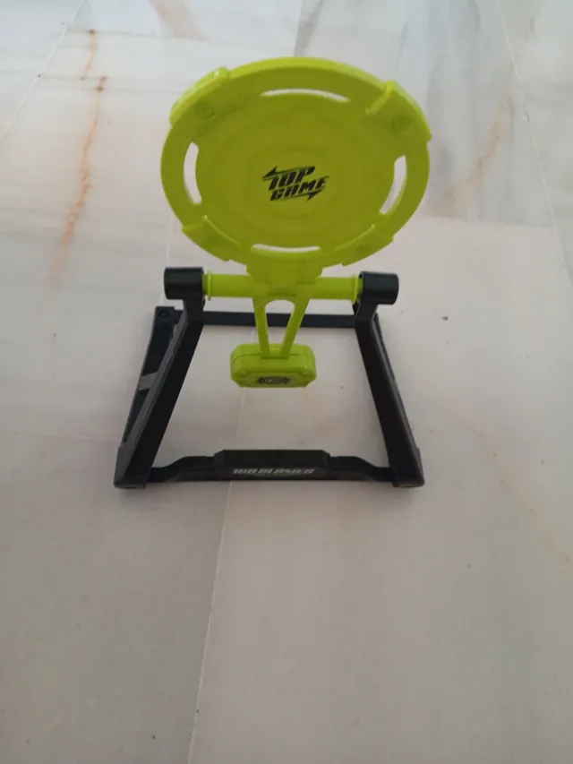 Pistola de juguete azul y naranja