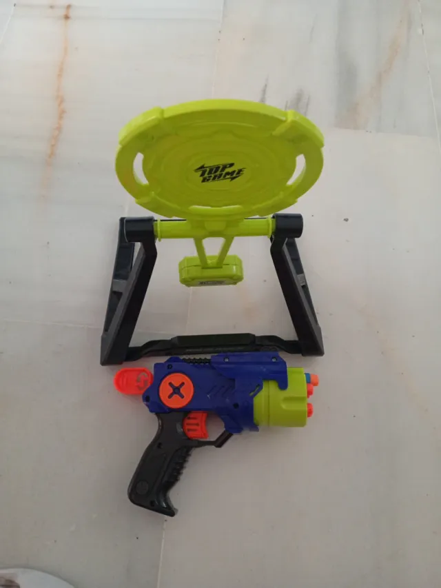 Pistola de juguete azul y naranja