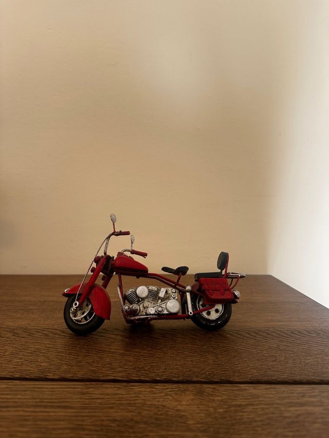 Figura Moto Roja Decorativa