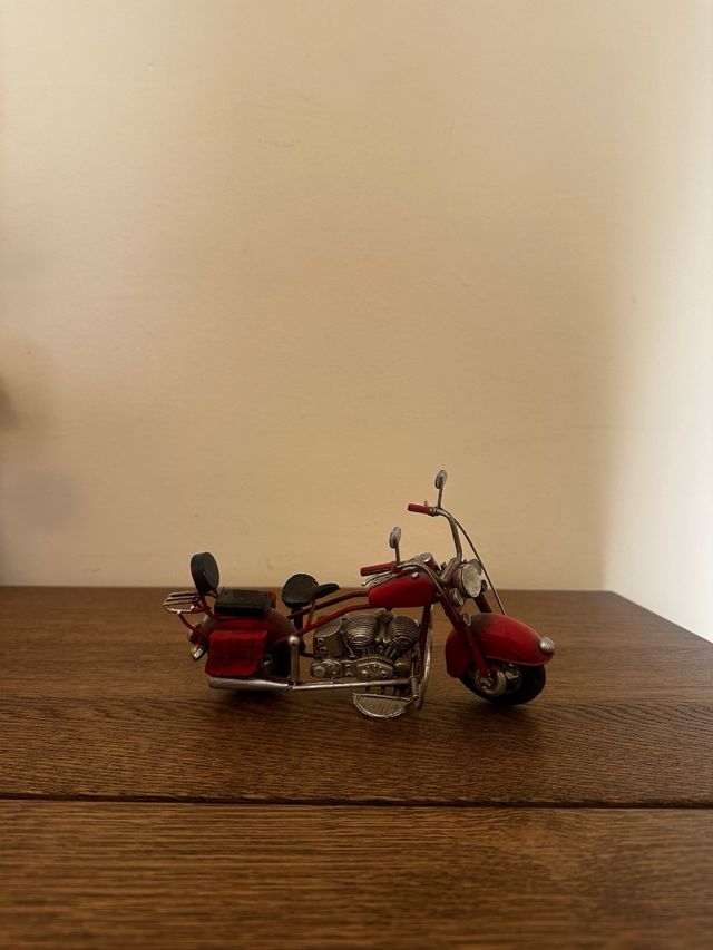 Figura Moto Roja Decorativa