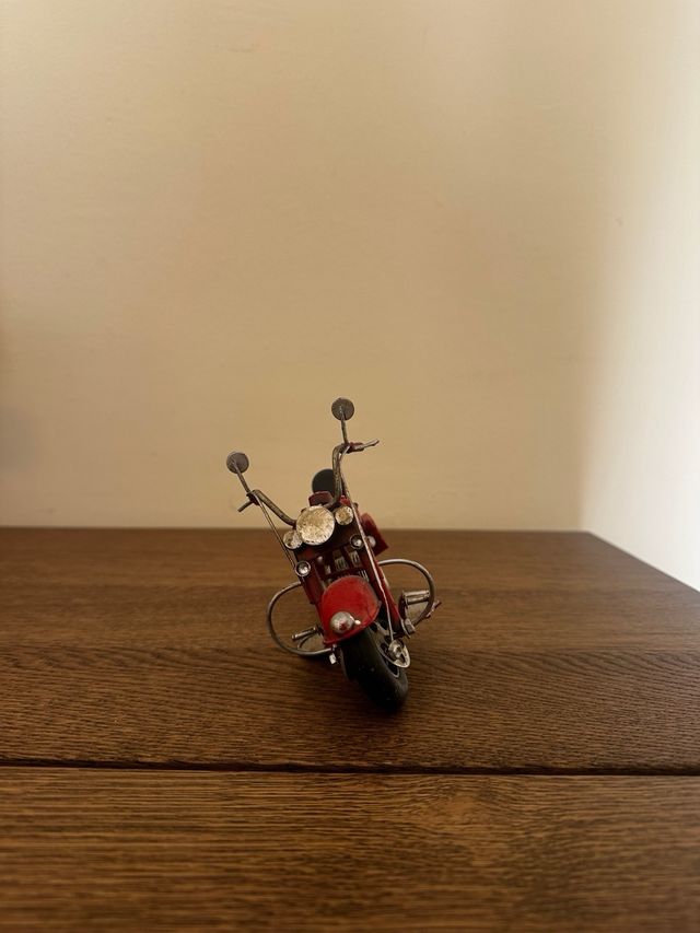 Figura Moto Roja Decorativa