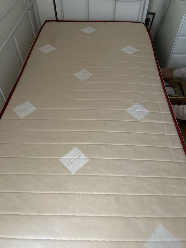 cama: estructura más colchón
