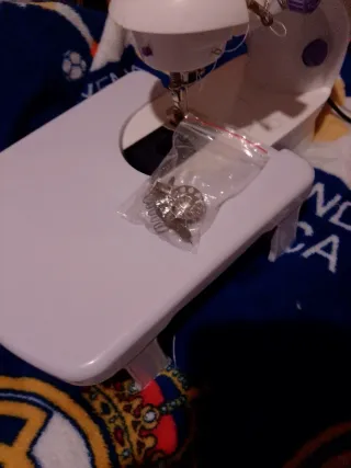 Mini Máquina de Coser Blanca