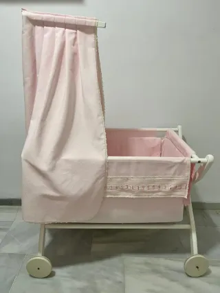 Minicuna madera blanca y tejido rosa con ruedas