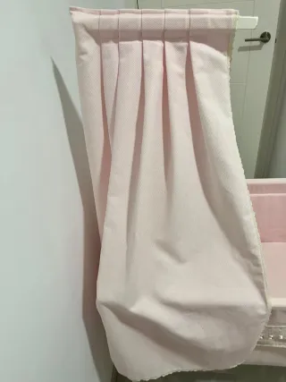 Minicuna madera blanca y tejido rosa con ruedas