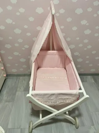 Minicuna madera blanca y tejido rosa con ruedas