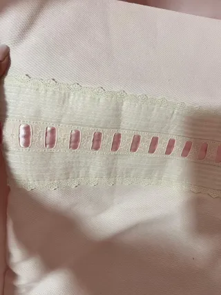 Minicuna madera blanca y tejido rosa con ruedas