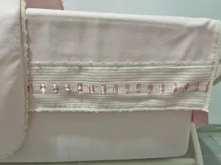 Minicuna madera blanca y tejido rosa con ruedas