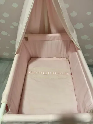 Minicuna madera blanca y tejido rosa con ruedas
