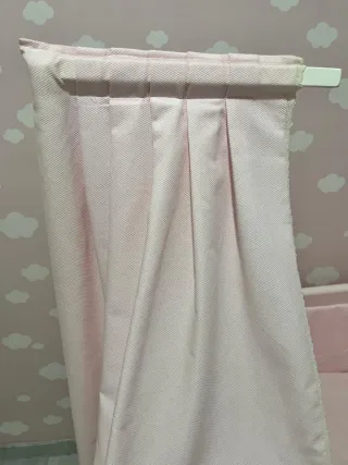 Minicuna madera blanca y tejido rosa con ruedas