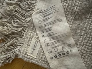 Alfombra lavable beige y blanca