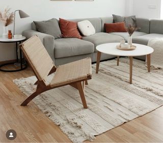 Alfombra lavable beige y blanca