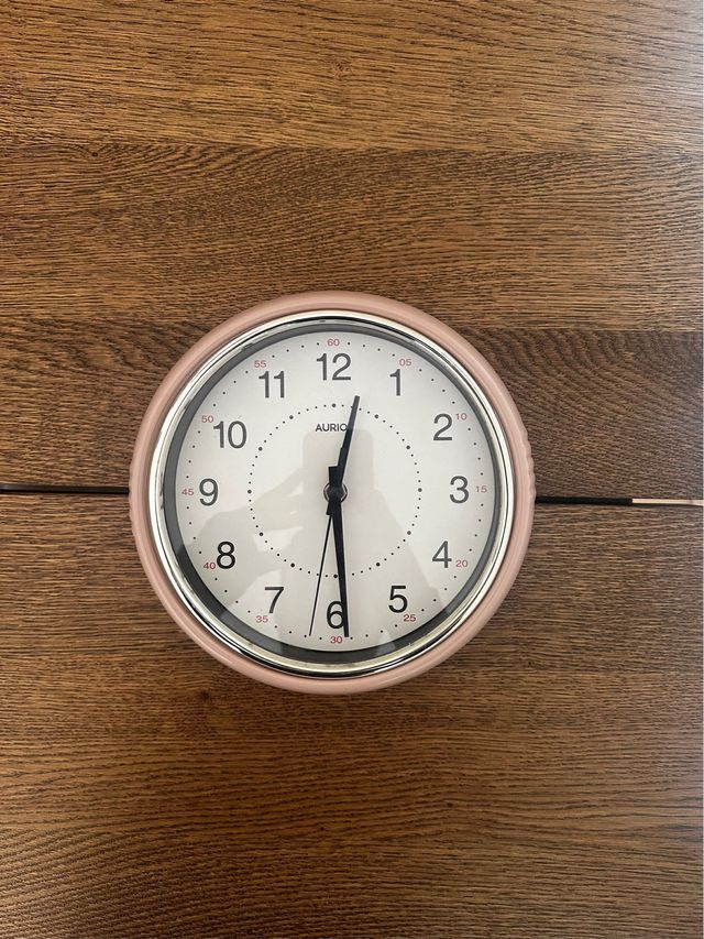 Reloj de pared rosa
