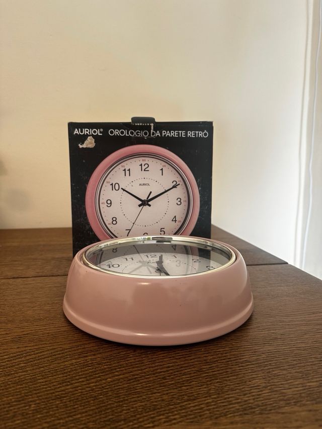 Reloj de pared rosa