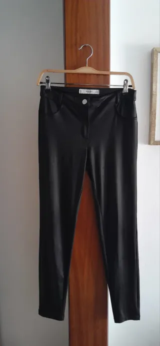Pantalones efecto cuero Mango negros