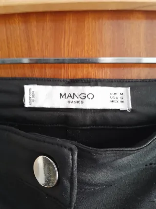 Pantalones efecto cuero Mango negros