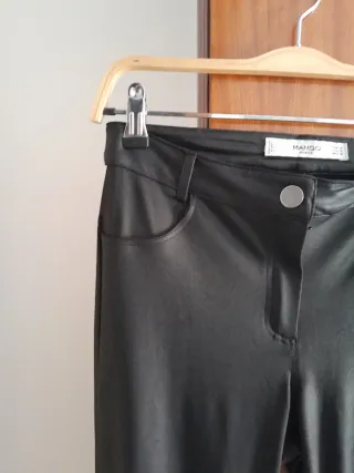 Pantalones efecto cuero Mango negros