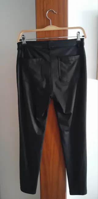 Pantalones efecto cuero Mango negros
