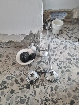 Accesorios de baño plateados y blancos