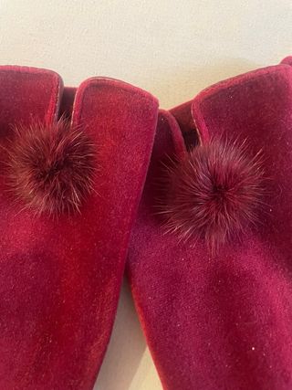 Guantes de antelina burdeos con pompón